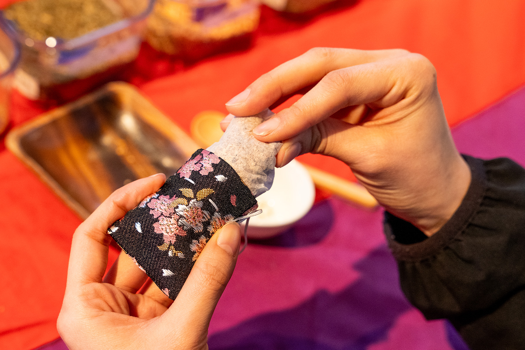 Complétez la mise en place de la pochette tissu Nishijin-ori.